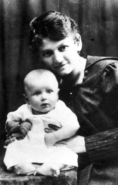 104 lata temu, 18 maja 1920 r., urodził się w Wadowicach Karol Wojtyła, późniejszy papież - Jan Paweł II, obecnie Święty. W czerwcu 1920 r. przyjął chrzest w tamtejszym kościele parafialnym p.w. Ofiarowania NMP. Na zdjęciu z mamą - Emilią Wojtyłą.