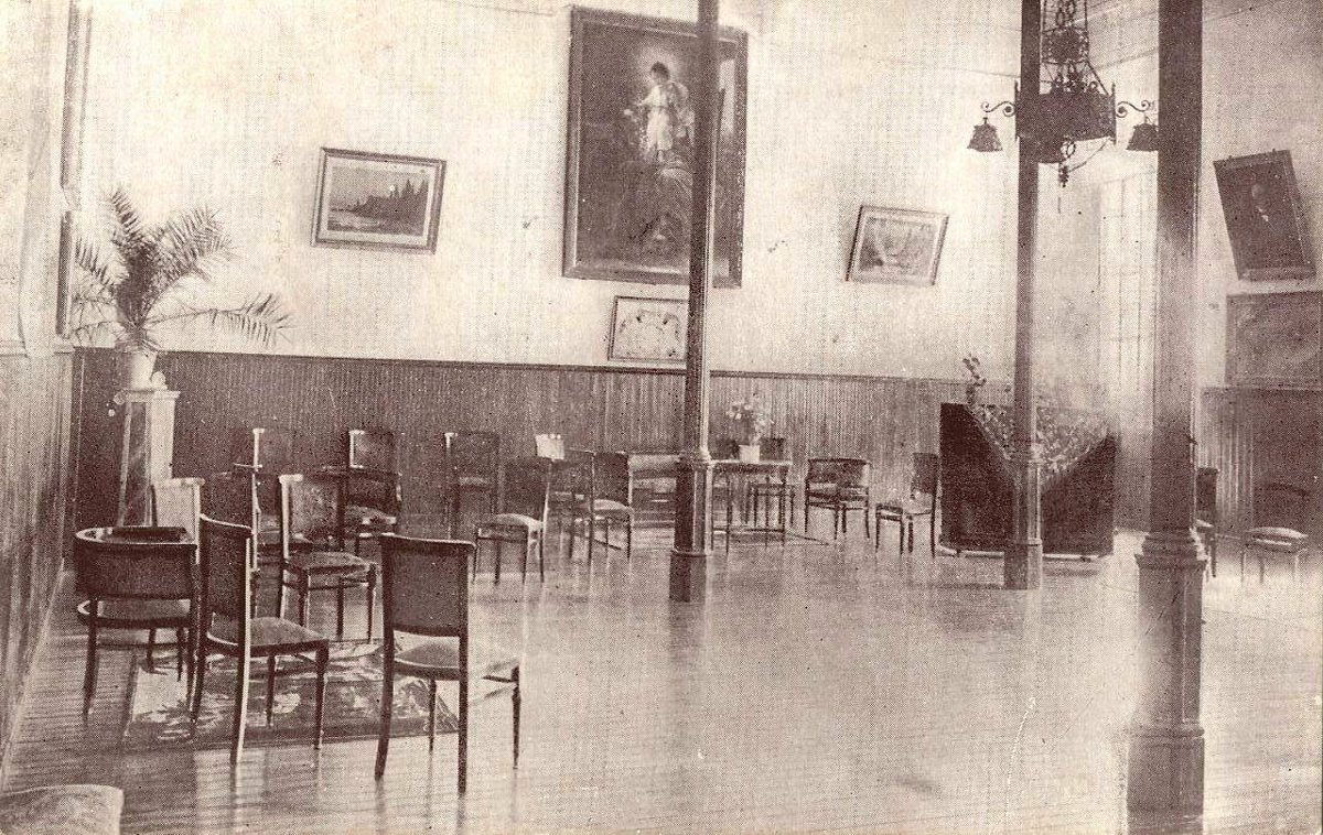 UNA REAL CESIÓN. Fotografía datada en torno al año 1910, relativa a la sala de visitas del COLEGIO DE HUÉRFANOS MARÍA CRISTINA de Aranjuez, cuyo edificio sería cedido por la reina María Cristina al Arma de Infantería. Hoy es el CENTRO CULTURAL ISABEL DE FARNESIO. #IHCM #Aranjuez