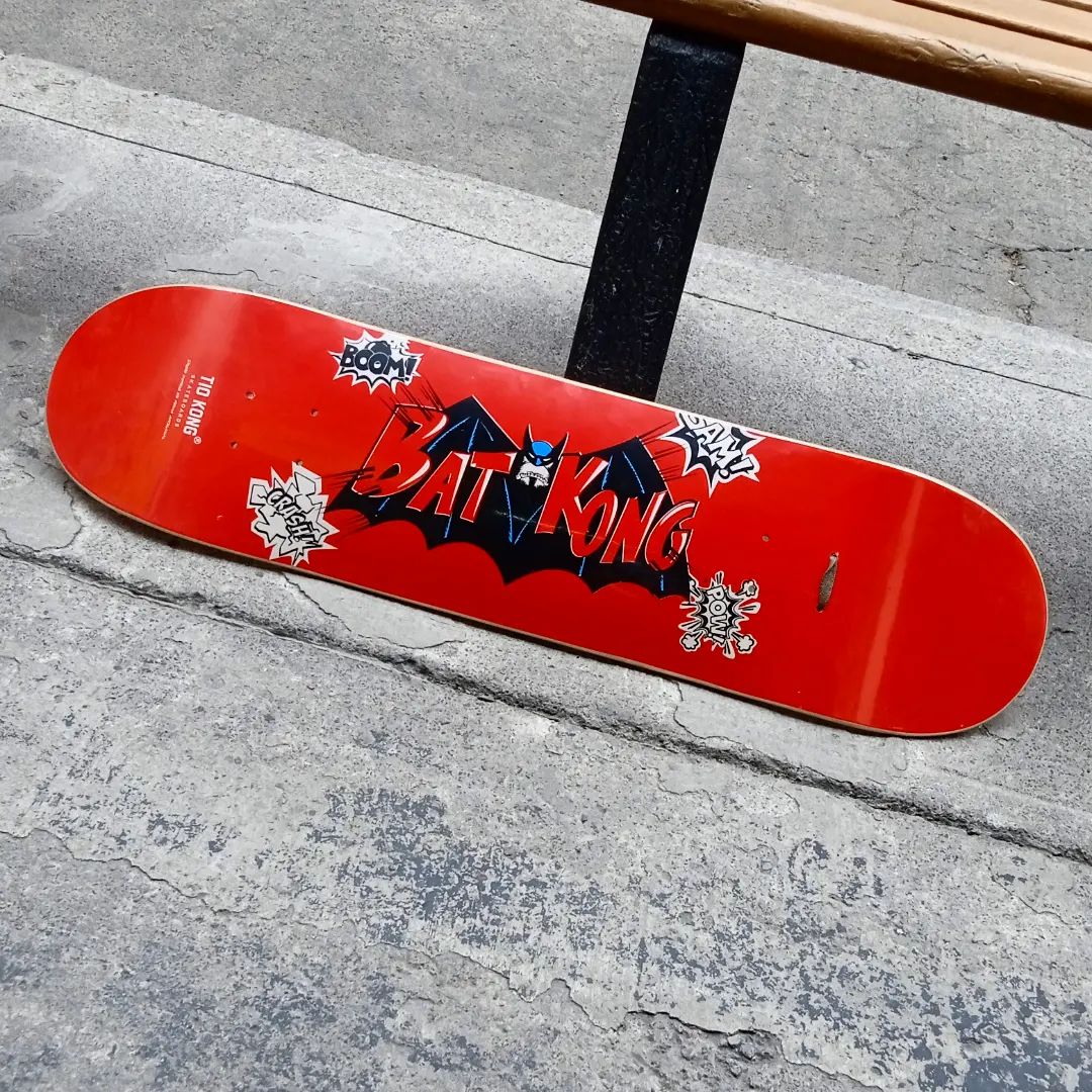 #tio_kong_skateboards 🦍🛹
Medida 8.0"  impresa de manera artesanal 🎨
Incluye lija 💥

📍Nos ubicamos en la calle Tenayuca 55 B a espaldas del metro 🚇 División del Norte).

<a href="/Zarapeskateshop/">Zarape Skateshop 🇲🇽</a>
💥Lunes a Domingo💥
⏰ 11:00am - 7:00pm.

Info:
Tel: ☎️ 5556 8824 70 Sucursal 📞