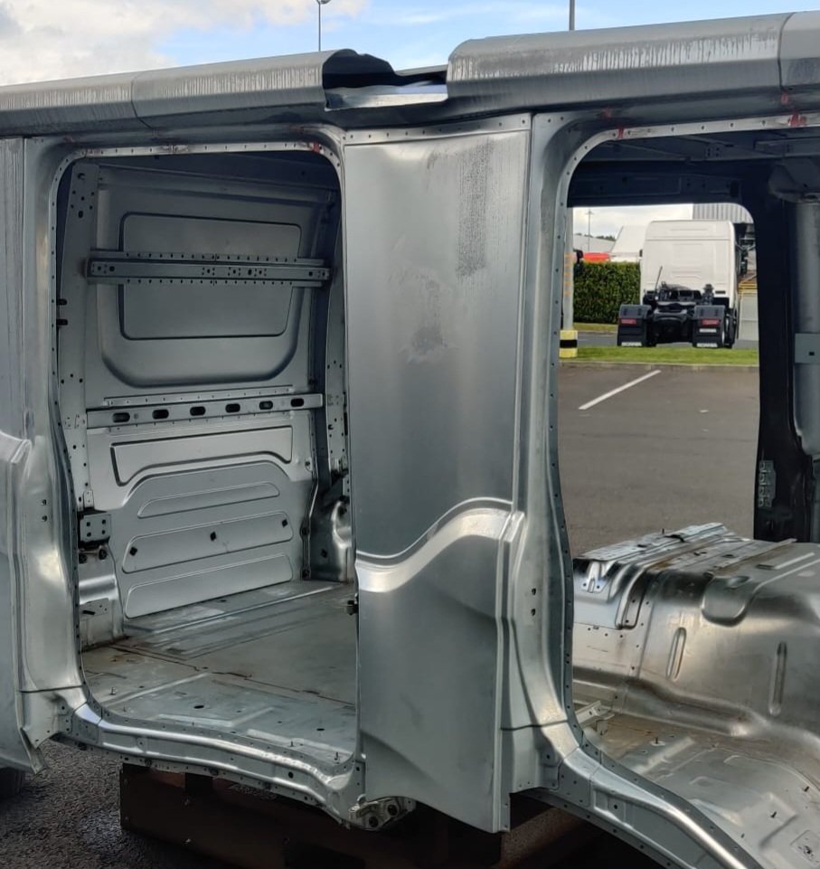 teambestioles's tweet image. #VisiteUsine

Le site de production @ScaniaFrance d&apos;Angers c&apos;est :
1 465 👩‍⚕️👷
120 🚒🚚 produits par jour
24 847 🚛 assemblés en 2023 🔧
L&apos;occasion d&apos;échanger avec les 👨👩 du #SPAD et 👀 les innovations : hybride, 100%⚡️, CNG, GSR2, Roll Over Protection Structures (ROPS), CCFS.