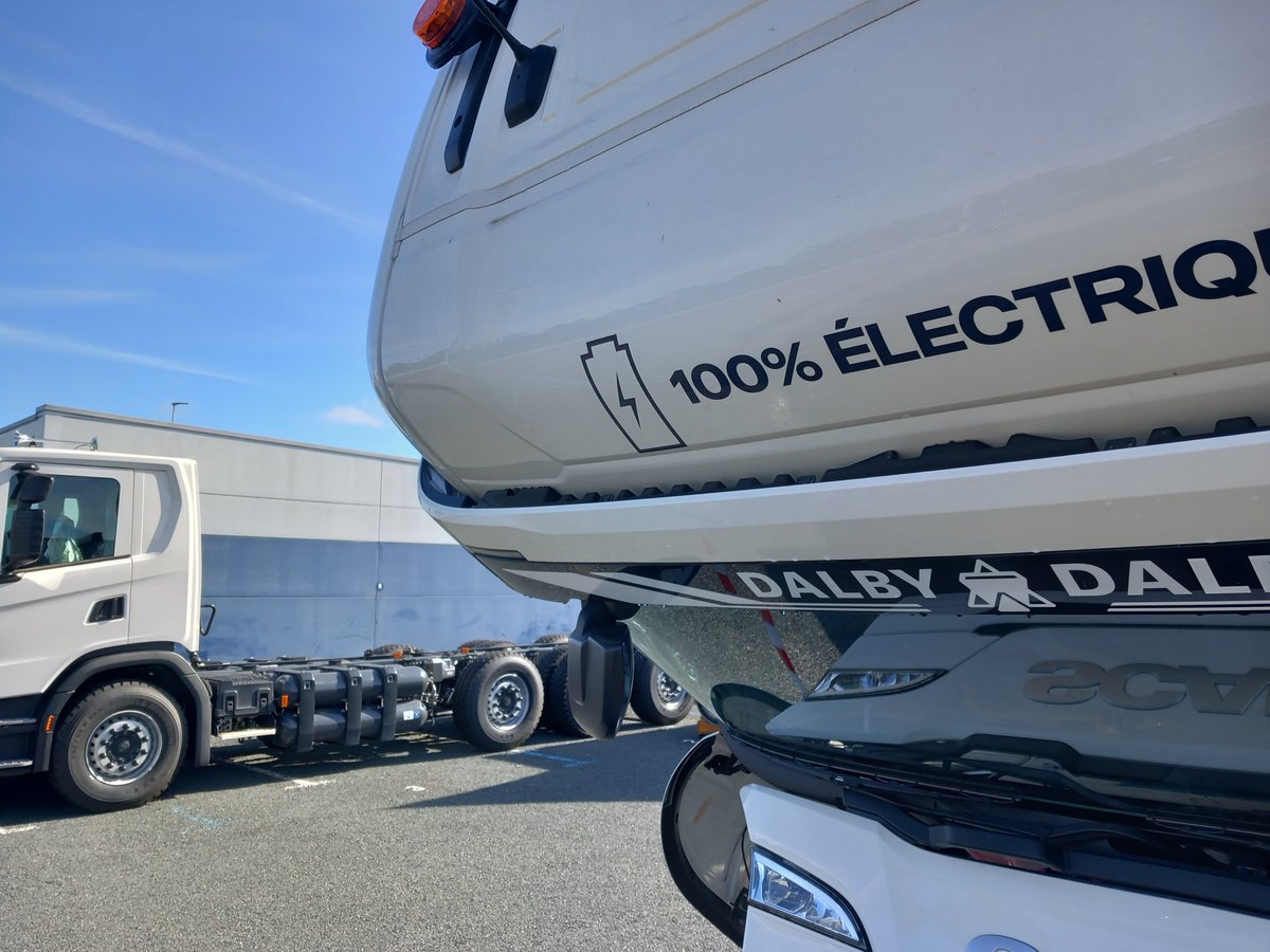 teambestioles's tweet image. #VisiteUsine

Le site de production @ScaniaFrance d&apos;Angers c&apos;est :
1 465 👩‍⚕️👷
120 🚒🚚 produits par jour
24 847 🚛 assemblés en 2023 🔧
L&apos;occasion d&apos;échanger avec les 👨👩 du #SPAD et 👀 les innovations : hybride, 100%⚡️, CNG, GSR2, Roll Over Protection Structures (ROPS), CCFS.