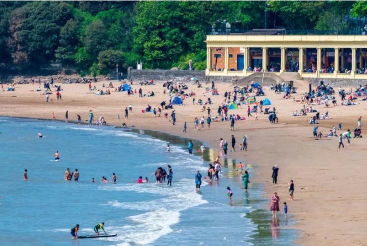 Sewage alerts have been issued for some of Wales' most beautiful beaches on hottest weekend shorturl.at/dNJc2