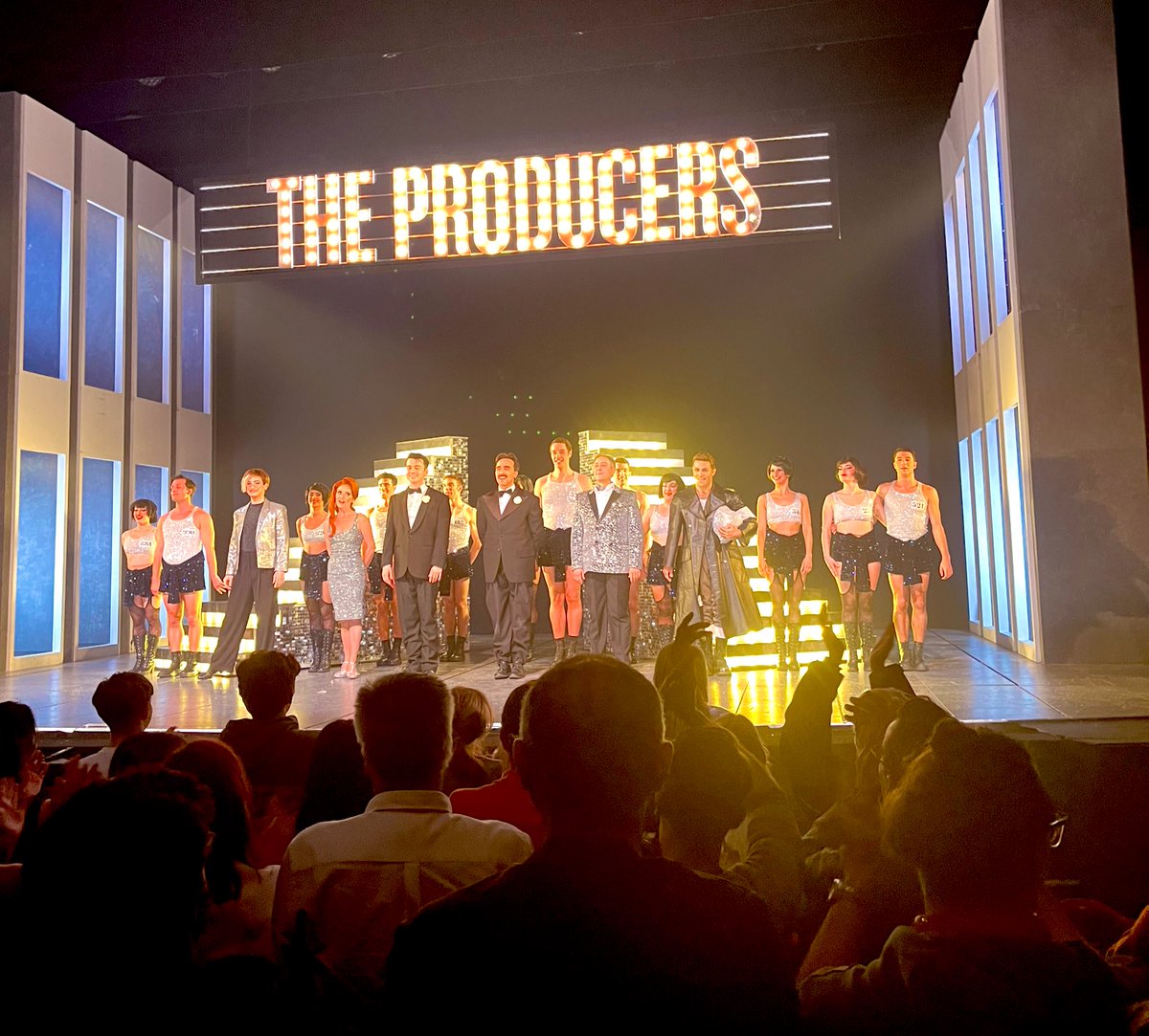 El año pasado fue ‘Regreso al Futuro’ en Londres. Hace unas semanas ‘Chicago’. Y ayer, como regalo de cumpleaños, <a href="/TheProducers__/">The Producers El Musical</a> . Divertidísima la obra del Mel Brooks genialmente dirigida por Ángel Llàcer y Enric Cambray (cierran mañana). Me estoy enganchando a los musicales 😁