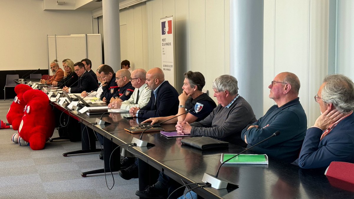 #Relaisdelaflamme 🔥 Conférence de presse sur le Relais de la Flamme Olympique qui fera briller la #Manche le 31 mai. 
Le Préfet a présenté hier le dispositif de sécurisation, entouré des collectivités et des services de sécurité et secours, et des conseils ont été prodigués.