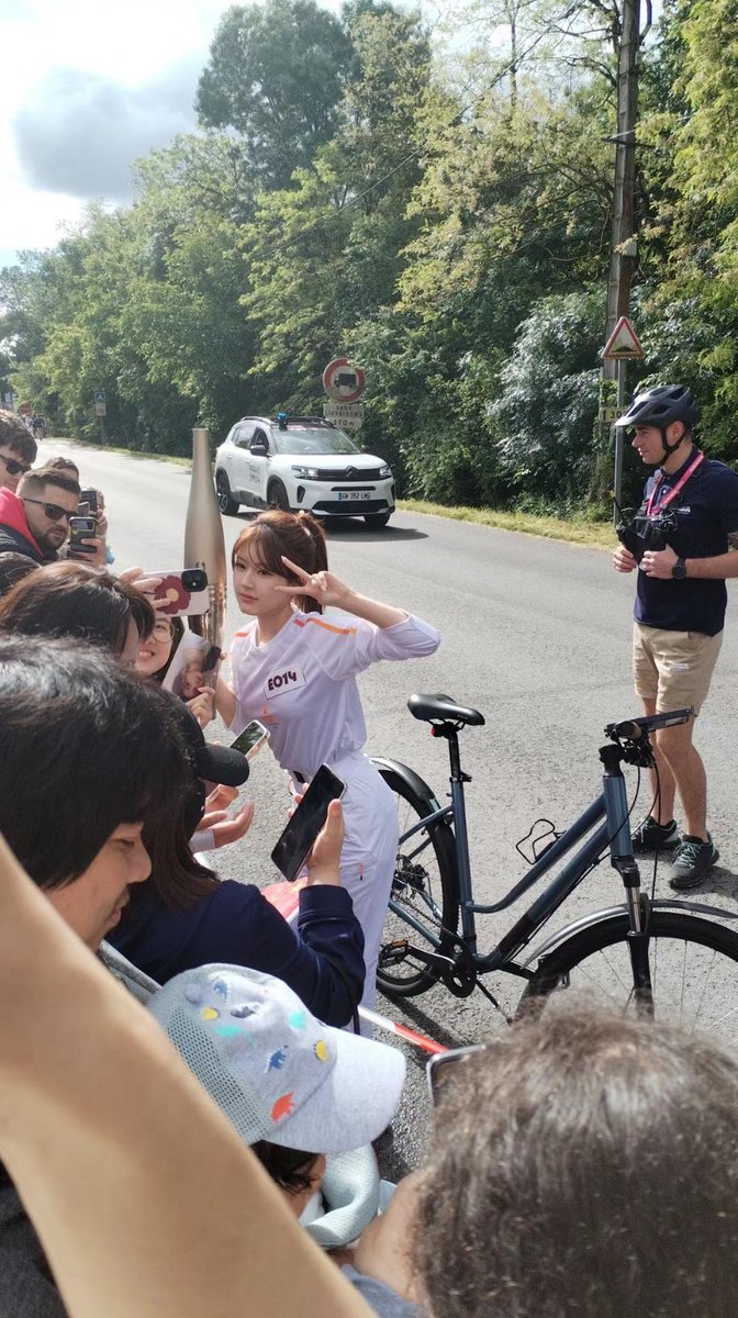 #ZhaoLusi taking photos with fans who were cheering her on at the #Paris2024 torch relay 📸 #ZhaoLusixOlympics2024