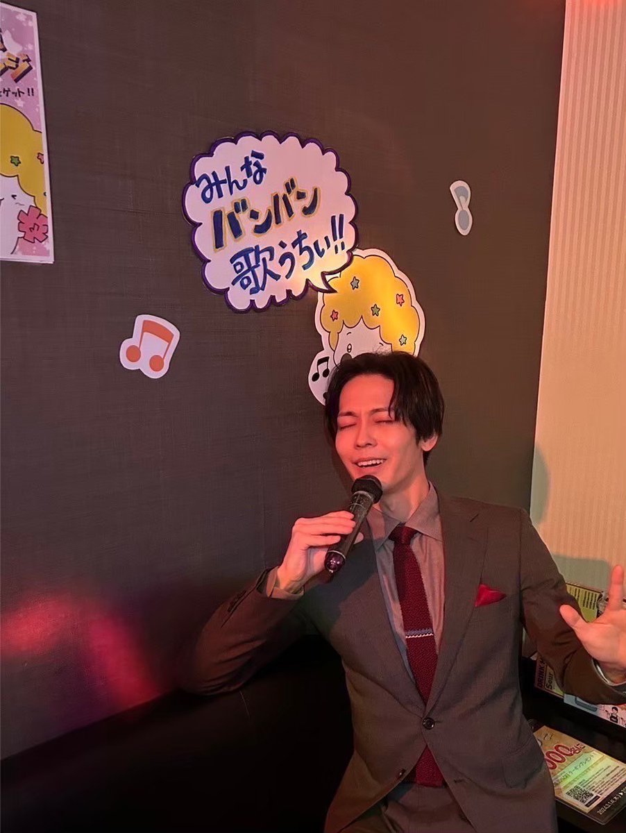 edge_ktv's tweet image. 🏢 #社内処刑人 🗡
\ #オフショット 📸 /
副島さん( #猪塚健太 )といえば…そう、カラオケ🎤
4話で98点以上でもらえる #ちいふわ シールをほのかにプレゼントしたということは、副島さんは…
#この撮影のためにカラオケ練習に行かれたそうです
#陰の努力
#飲み物はメロンソーダ
#熱唱