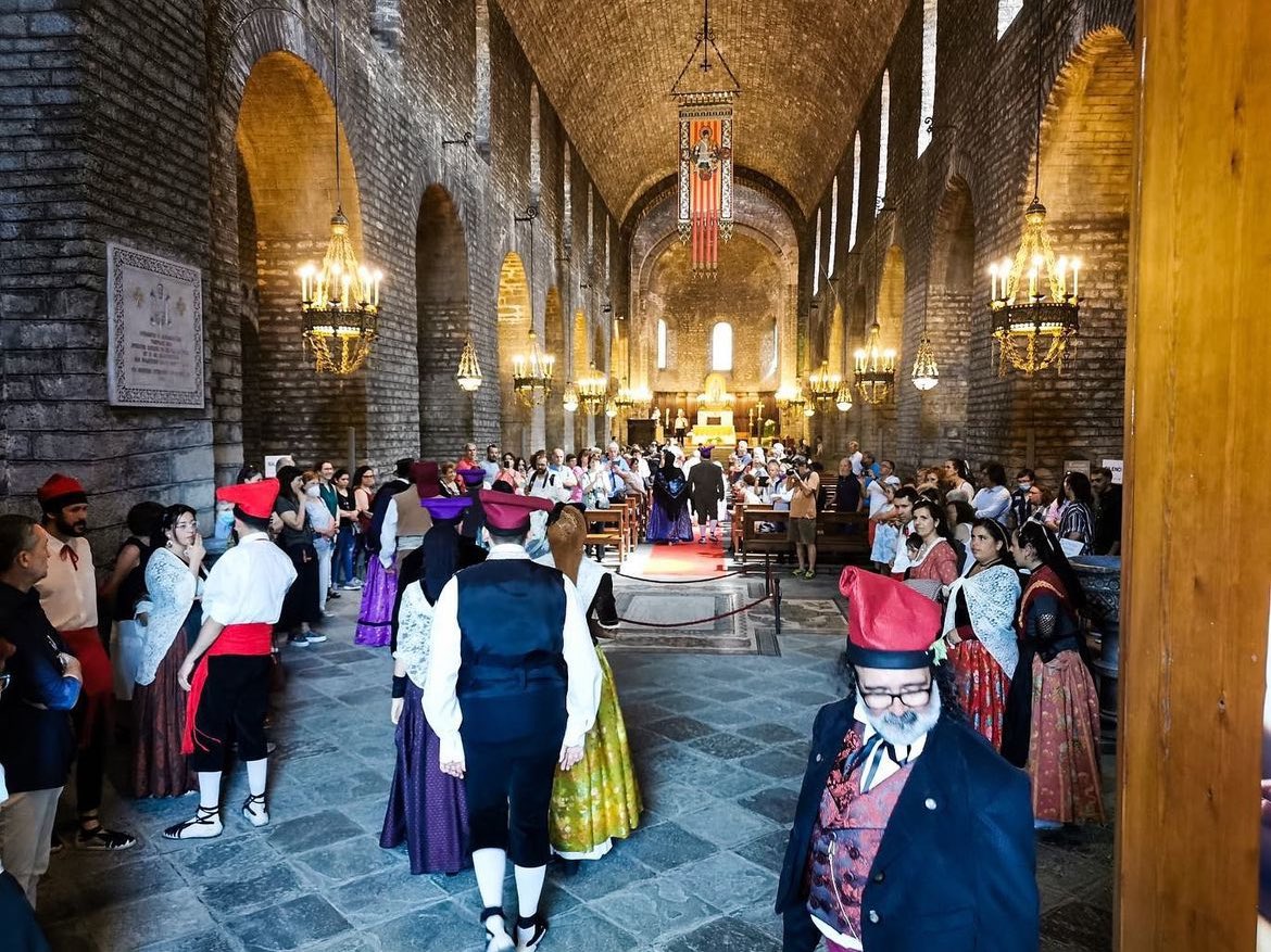 🐑Demà celebrarem la 𝟱𝟳𝗮 𝗙𝗲𝘀𝘁𝗮 𝗡𝗮𝗰𝗶𝗼𝗻𝗮𝗹 𝗱𝗲 𝗹𝗮 𝗟𝗹𝗮𝗻𝗮 𝗶 𝗖𝗮𝘀𝗮𝗺𝗲𝗻𝘁 𝗮 𝗣𝗮𝗴𝗲̀𝘀

🔎Per anar fent festa us deixem la imatge d’aquesta imposta, on s’hi representa el pagès amb el seu ramat. Sabríeu dir a quina ala del claustre es troba?😉