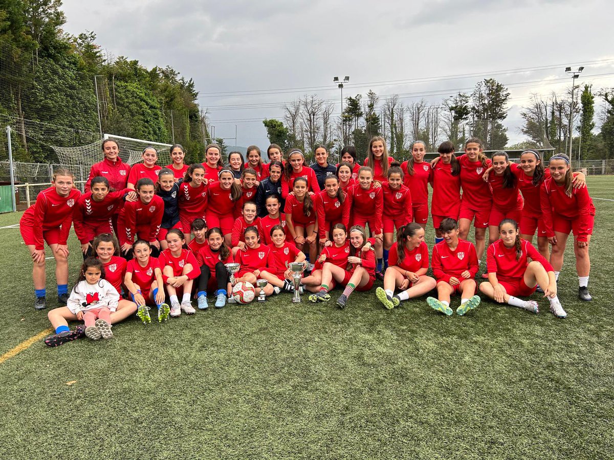 👏🏽 Nuestros equipos infantiles realizaron ayer un pasillo al equipo Alevín 

🔝 Sheila y Txolo entrenadores del primer equipo se sumaron al pasillo y charlaron con las jugadoras 

#AupaLeioaBETI 💙❤️ #AupaLeioako