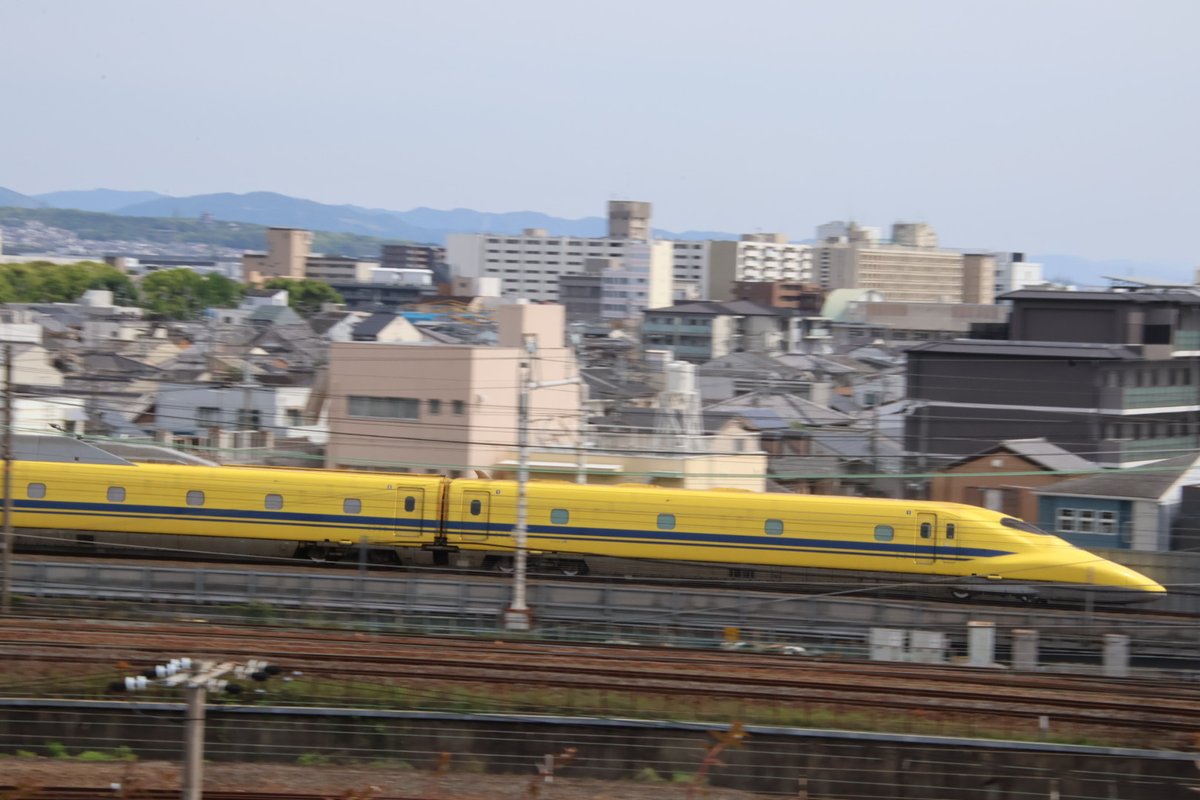 京都鉄道博物館スカイテラスからのドクターイエローT5編成。