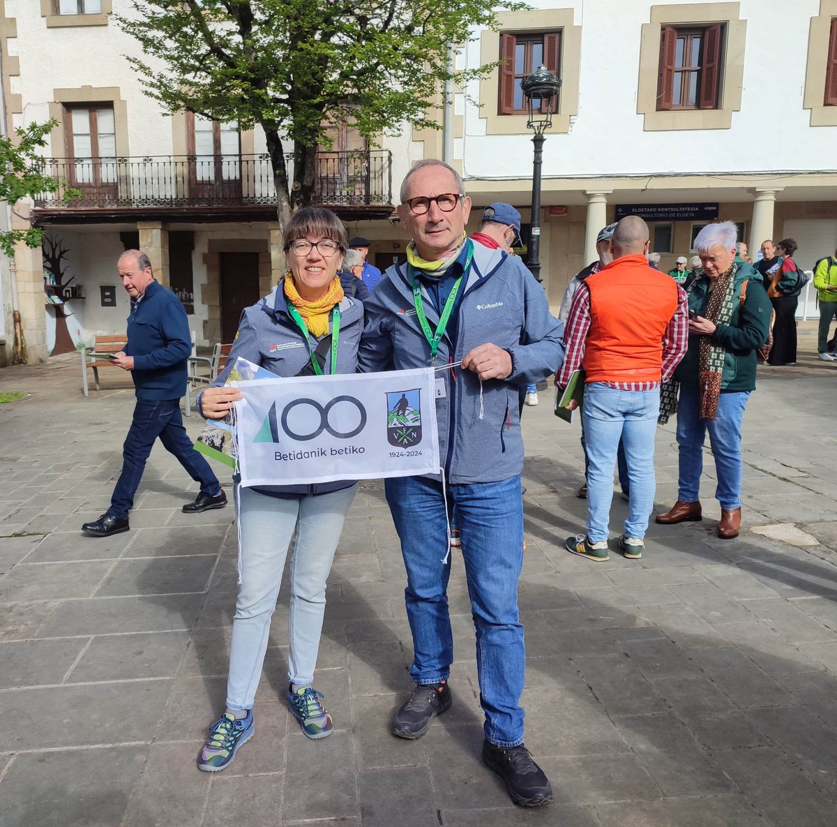 Avui membres de la junta de la #FEEC són a Euskal Herria celebrant i felicitant a la <a href="/Emffvm/">Euskal Mendizale Federazioa EMF-FVM</a> pels seus 💯 anys. Ongi Etorri 👋🏻 
Per molts anys 🎂 Zorionak 

#sentlamuntanya #sommuntanya