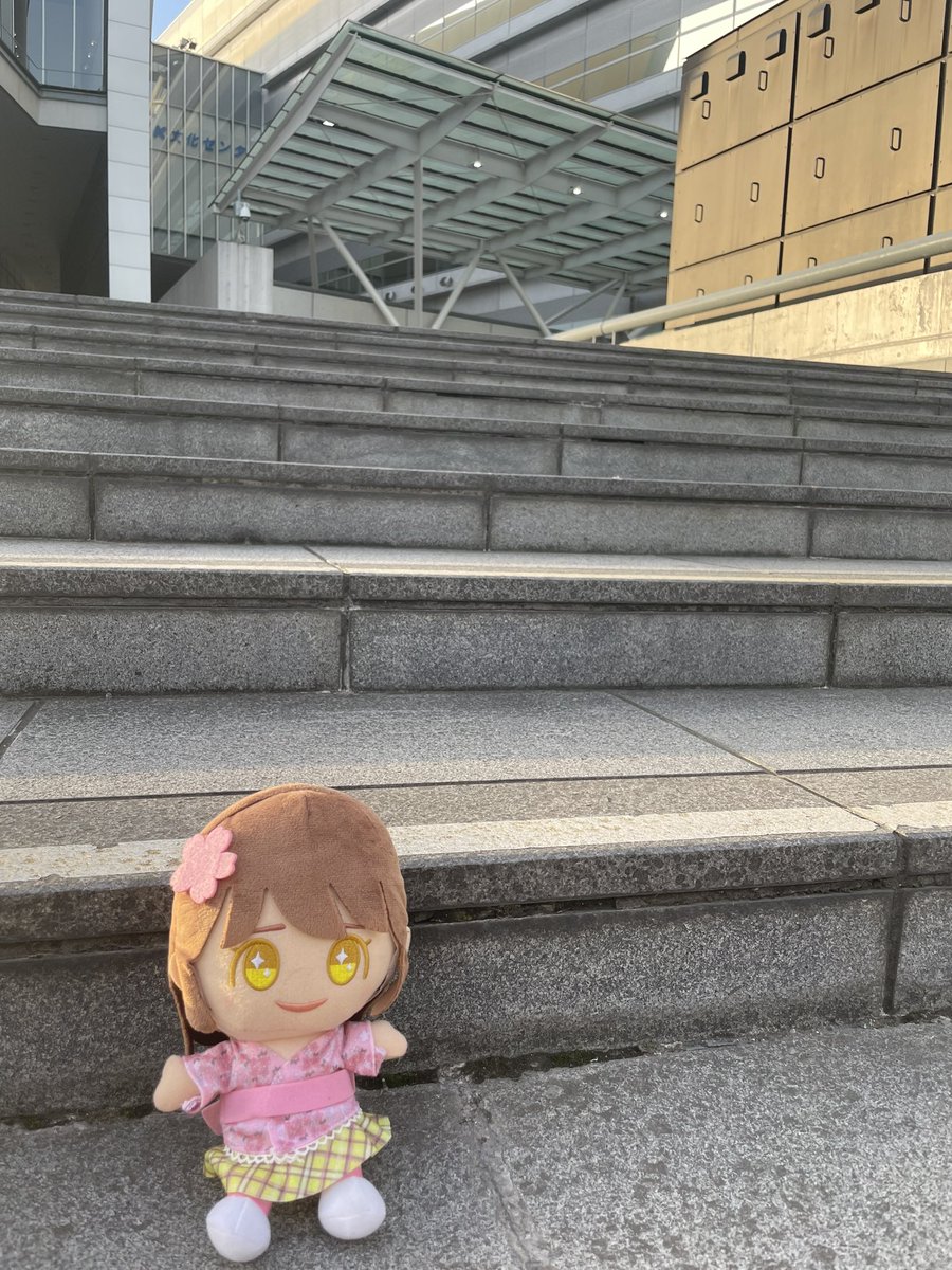 shiori___64's tweet photo. Aゲート横の階段に詩織ちゃんの人形が落ちてました。スタッフの方に届けてあるのでお心当たりの方はスタッフまでお願いします

#AEイベ https://t.co/pd8dNakhpn