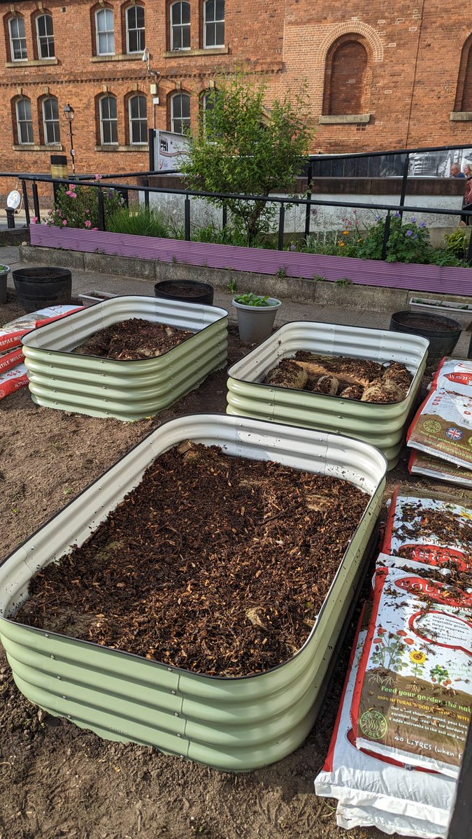 Hope you are enjoying another sunny weekend! If you would like to enjoy the sun and help us put the rest of the raised beds into the veg garden we are out and about tomorrow.
Details at registration at ourcastlefield.co.uk/cgcastlefield 🌱