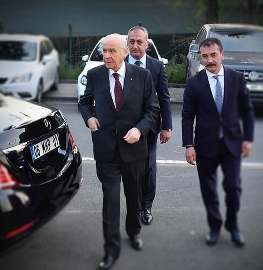 🟠 #SONDAKİKA Devlet Bahçeli: “Türkiye bir hukuk devletidir. Kumpasçılarla işimiz olmaz. Kalkışma olursa cüret edenlerin başı mutlaka ezilmeli.”