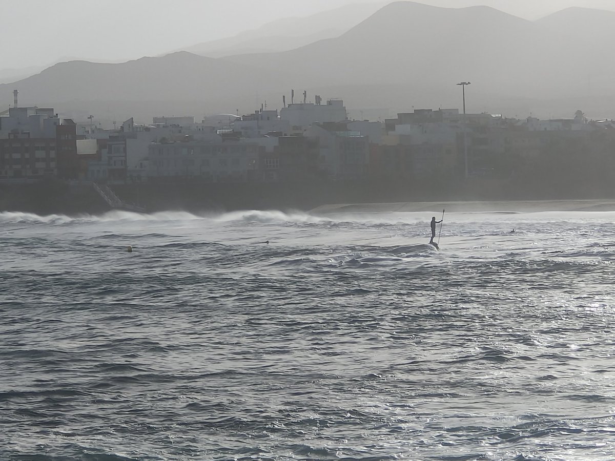 jgldev's tweet photo. @Kaxito_canary @JamesLucasIT Preciosa foto. Hace unos meses dando un paseo una tarde con mala mar y fuerte calima, hice esta foto que me dió la impresión de que estaba haciendo surf. https://t.co/ocHfkboDW5
