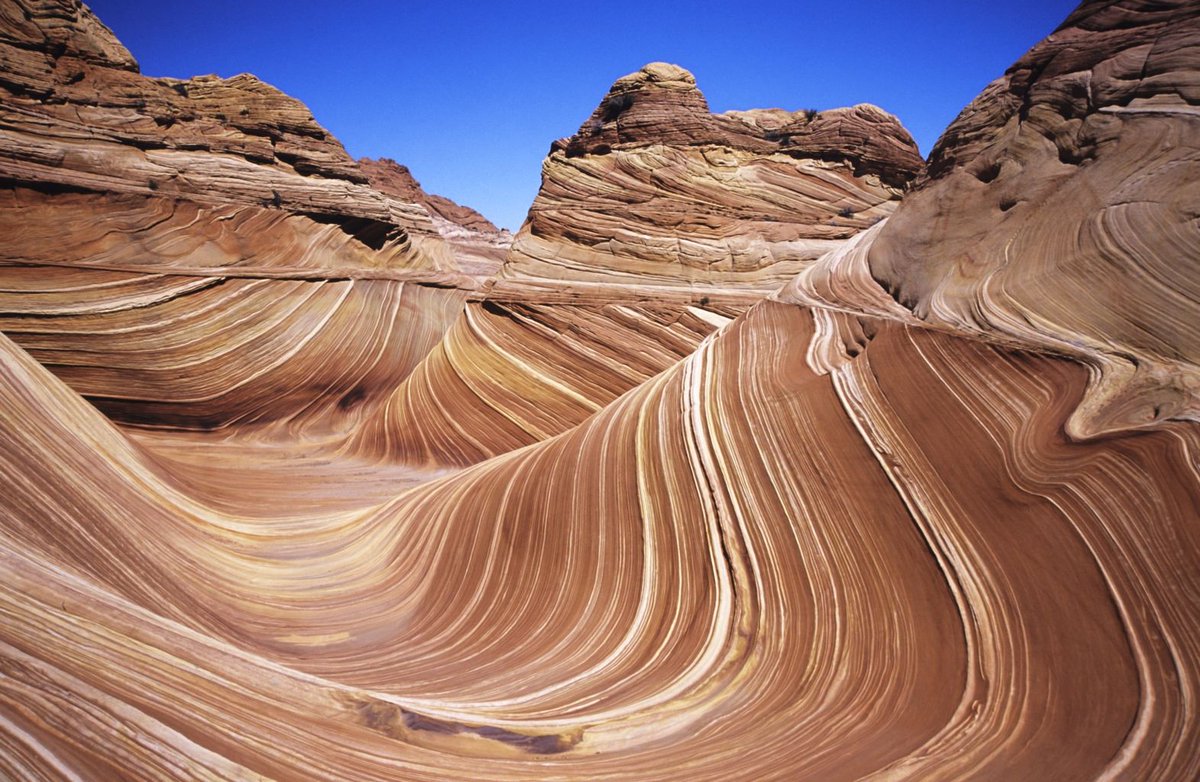 Pour la préserver..
The Wave (La vague) est une formation rocheuse de grès située en Arizona, près de la frontière avec l'Utah aux États-Unis.Célèbre pour ses formes  ondulées son accès est limité  à 64 personnes par jour  tirées au sort par loterie et encadrées par des guides