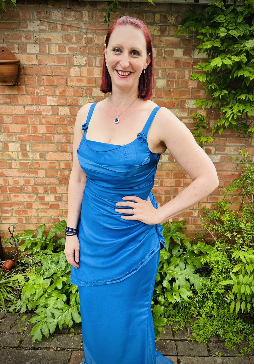 Wearing everything blue for Dementia Awareness…sung so many gigs this week, so much laughter, creating smiles & memories. Fantastic! Spreading joy never gets old! Want me to come and sing for you… get in touch! Xxx💖🎶🎵#soprano #redhead #dementia #classicalsinger #spreadingjoy