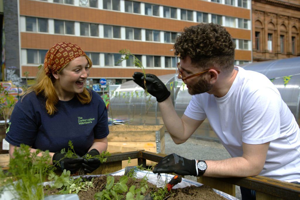 Great event from our team in Northern Ireland @TCV_NI at the Belfast Urban Garden (BUG) in the lead up to this year’s #BigHelpOut amazing to see BBC Radio 1 star Dean McCullough in attendance! @loveBelfast Read the full story:buff.ly/44KBAka
#JoinInFeelGood #GreyToGreen