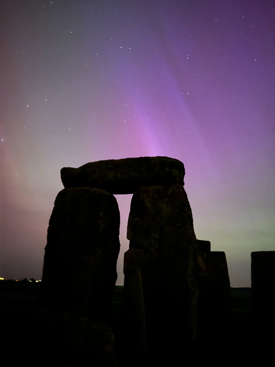 Last week's incredible display of the Northern Lights over Stonehenge. ✨ 

📷: Fabio Silva