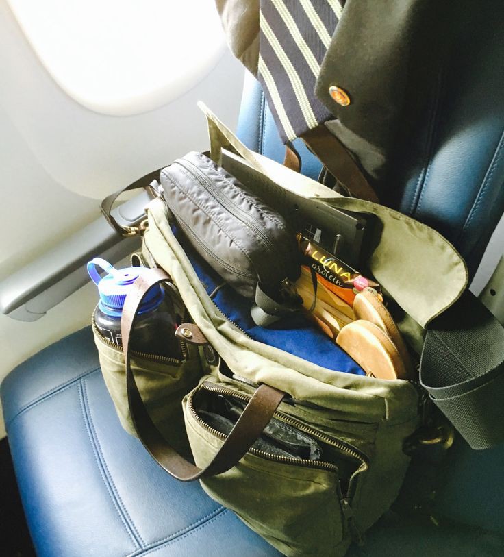 VermundoClub's tweet photo. Packing light is a travel game-changer! Ditch the bulky suitcase woes and master the art of rolling clothes. This space-saving trick makes navigating bustling airports a breeze, leaving you more time to explore your destination with ease. 

#TravelHackPro #VermundoTravelsUnpacked https://t.co/zZb0HPnr3j