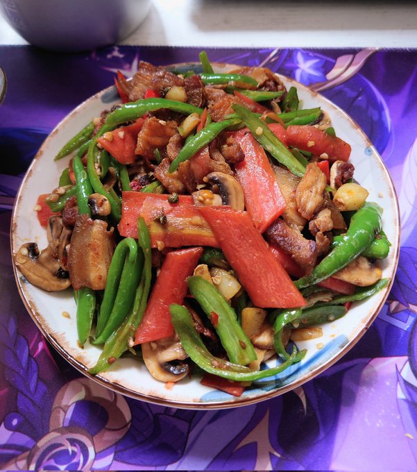 营业完就回家做好吃的！焦香麻辣胡萝卜蘑菇炒肉🤤 https://t.co/NVB2PgG4fv<a href="/tag/%E4%BC%AA%E5%A8%98"class="tags"><span>#伪娘</span></a>