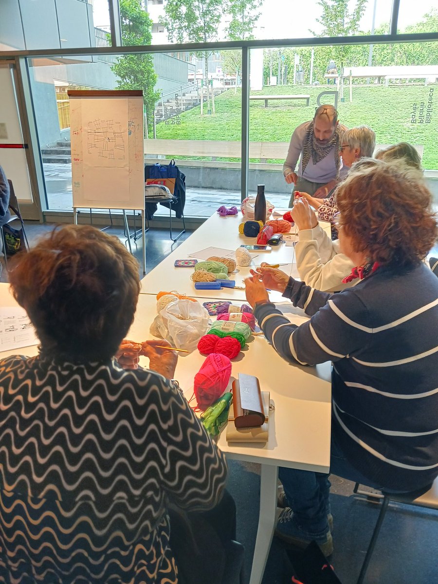 Avui encetem el Club de l'agulla, un taller per aprendre diferents punts i tècniques que ens permetran fer diversos projectes de ganxet. A càrrec de @esteveteixido
@bibliotequesXBM @vic_cultura #quefemalesbiblios #ganxet #magradallegir