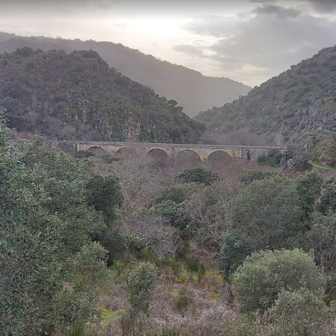 El puente de San Lorenzo se sitúa en la carretera que une Fermoselle, en Zamora, con el pueblo de Trabanca en Salamanca 😍 #zamoraenamora #turismozamora #descubrezamora #turismorural #naturaleza #patrimonio #dejatellevar