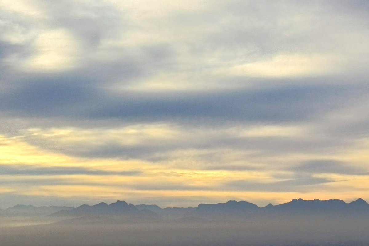 🌄 

#everydaymagic #sunriseskies #cloudscapes #itsthelittlethings #wheretheskymeetstheland 

instagram.com/p/C7GqOFGNWxj/