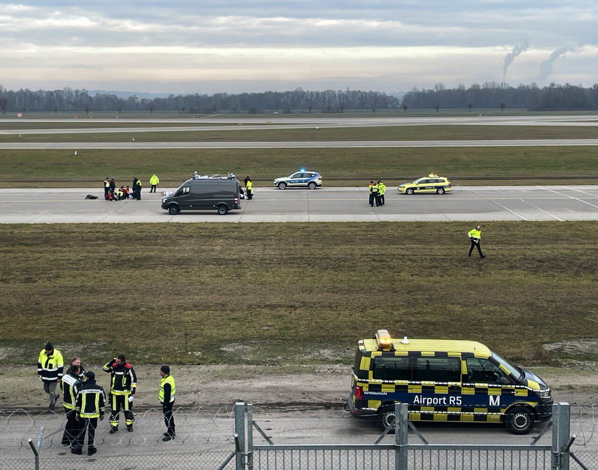 🇩🇪 Chaos à l’aéroport de Munich. ▫️La police allemande a arrêté huit activistes pour le climat qui ont envahi l'aéroport de Munich et provoqué ce matin l'annulation d'une soixantaine de vols.