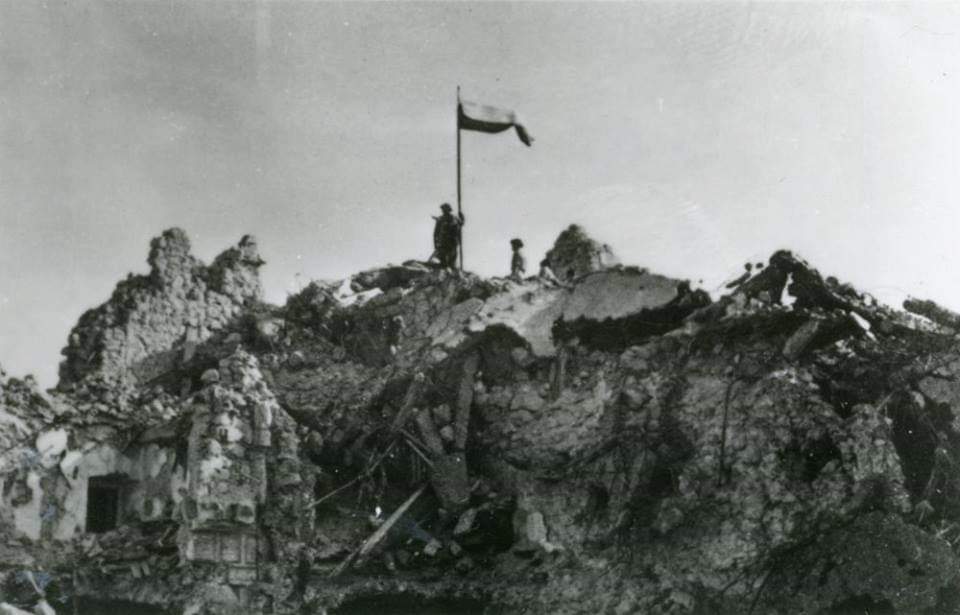 18.05.1944 r.,w godz. porannych,po zaciętych walkach,do opuszczonego przez Niemców klasztoru Monte Cassino wszedł patrol 12.Pułku Ułanów Podolskich.Polscy żołnierze zatknęli na ruinach swój proporczyk.Bitwa o Monte Cassino była jednym z najkrwawszych zwycięstw polskich żołnierzy.