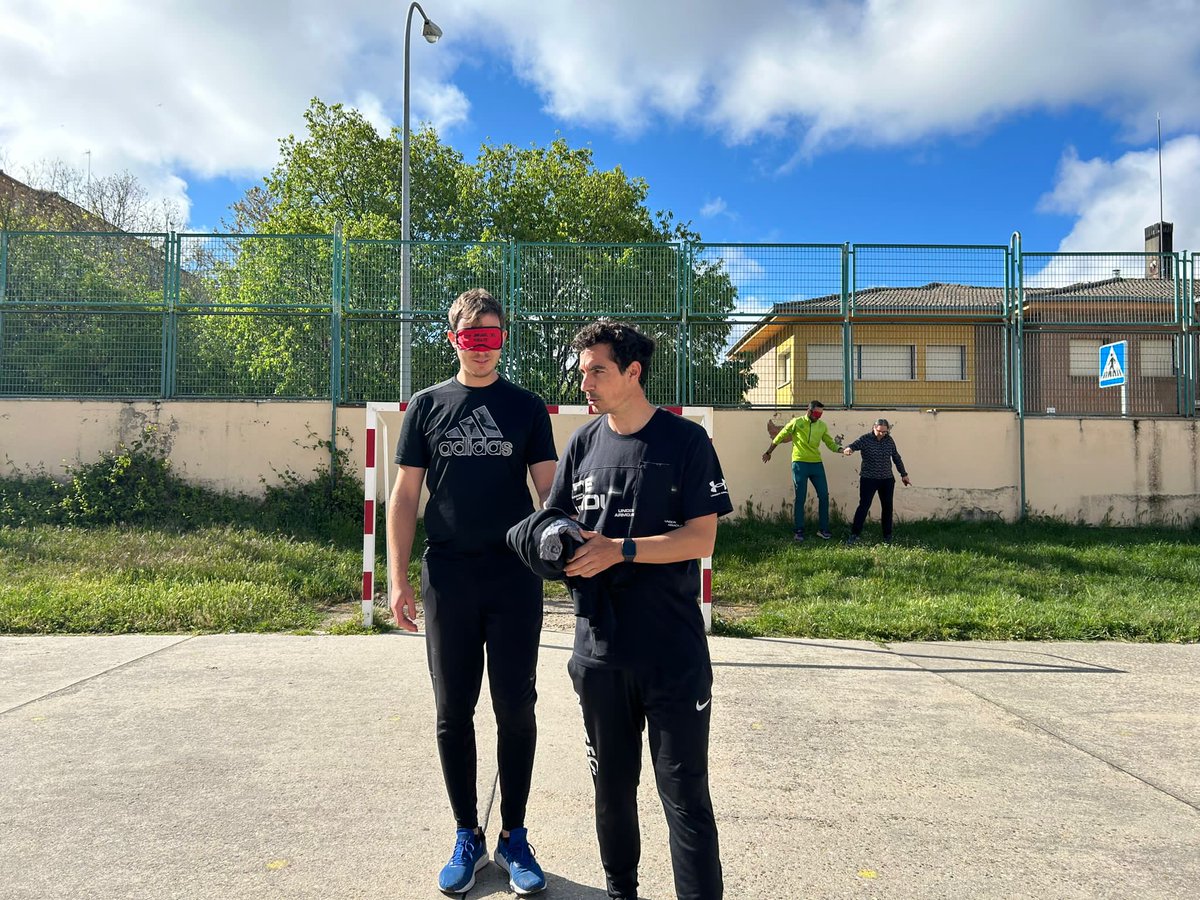 GR37EF's tweet photo. El prestigioso EFASA, Educación Física Adaptada de Salamanca, se traslada a Segovia para buscar capacidades a través del Voley adaptado, Goalball, Guia de  orientación, carrera de incidentes, Boccia y  escalada sin visión. 
#edufis https://t.co/aF9nxUiXEQ