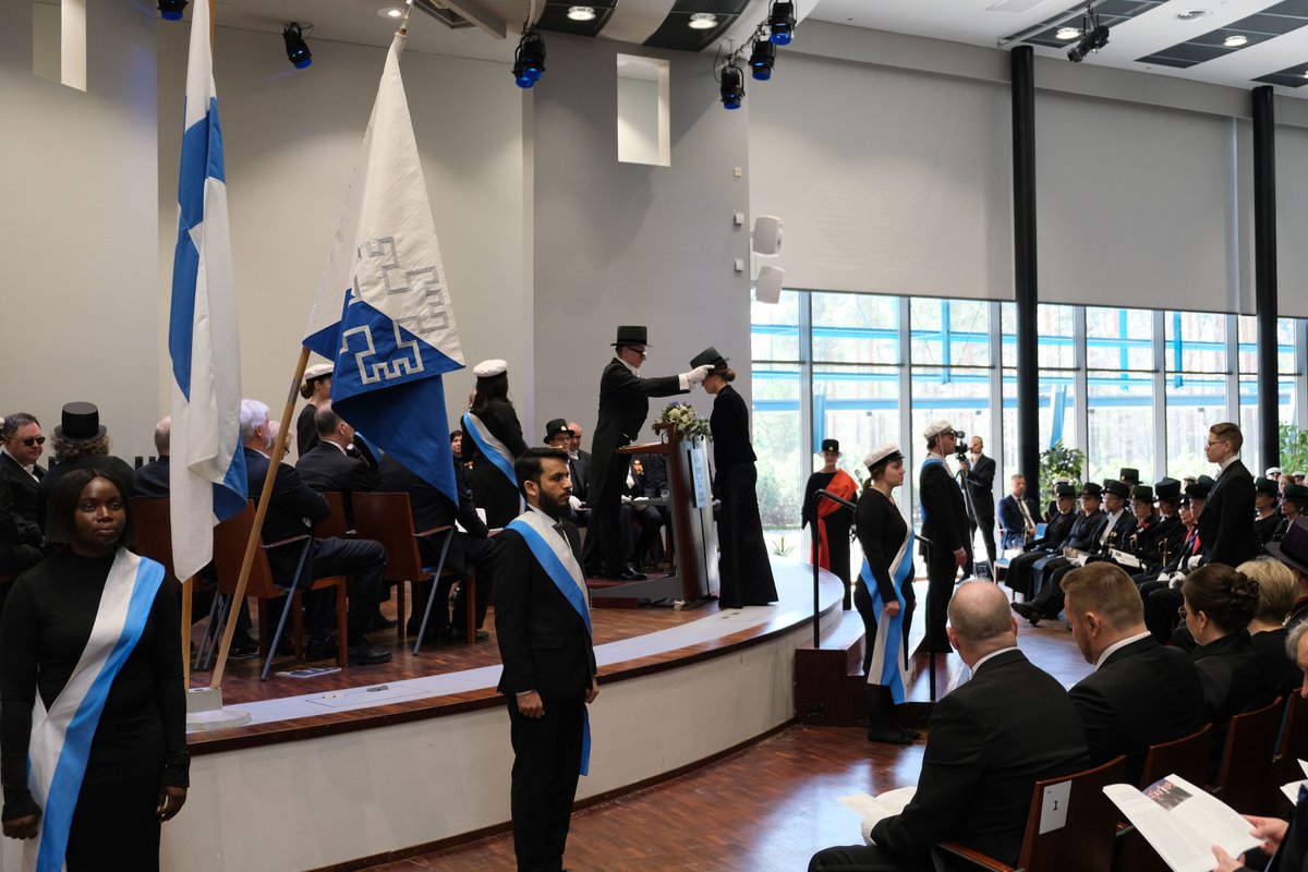 UniOulu's tweet photo. Tänään on vietetty Oulun yliopiston 12. tohtoripromootion pääjuhlaa. Tohtoripomootiossa tohtorit saavat oppiarvonsa tunnukset: hatun, miekan ja diplomin. Lisäksi promootiossa on vihitty myös kunniatohtoreita. 🎩⚔️
#UniOulu #UniOuluConferment #promootio #yliopisto https://t.co/eFczHASj3z
