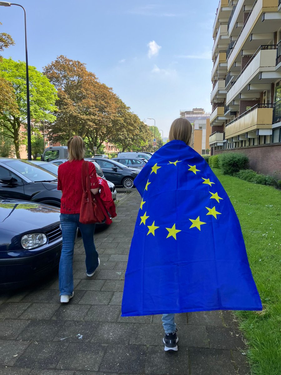 Huis-aan-huis Steenvoorde Noord: veel mensen gesproken die er prettig wonen. Meest gehoord: 🚦 Beatrixlaan, hondenpoep en rioolvliegjes. 
Bijna iedereen die we spraken gaat 6 juni #stemmen voor het #europeesparlement!🇪🇺 Jij ook?
Stem voor #samenwerking, #vrijheid en #solidariteit