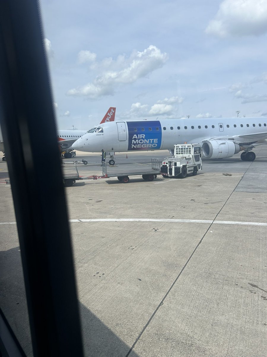 bskasap's tweet photo. Comment ça « Monte dans l’avion sale n*gro » 2024????? https://t.co/pnlDxLRWM8