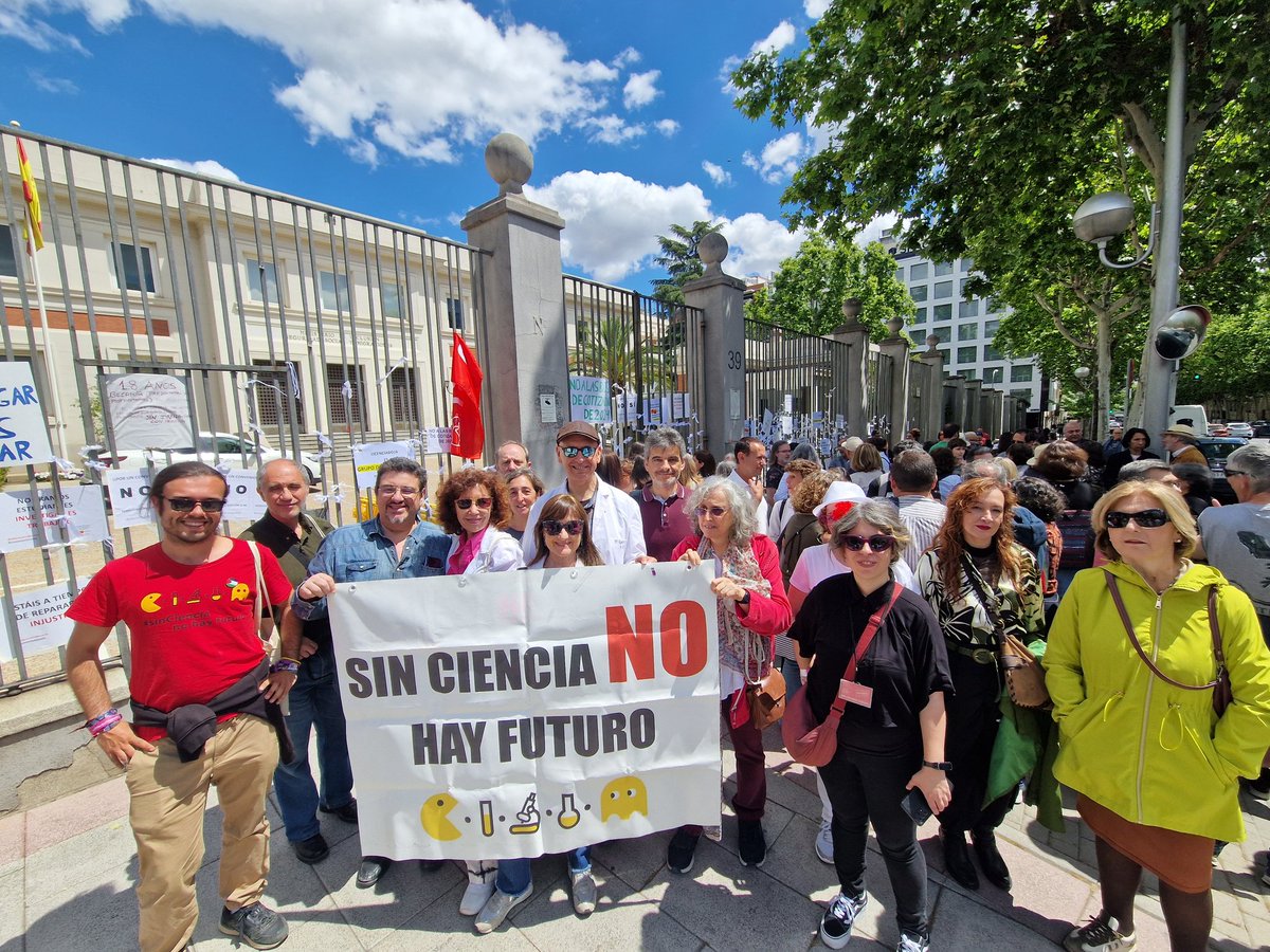 IIBM (@iibmcsicuam) on Twitter photo 📣Hoy miles de investigadores nos hemos concentrado para reivindicar nuestros derechos frente al Ministerio <a href="/inclusiongob/">Ministerio Inclusión Seguridad Social Migraciones</a>
▶️El #IIBmCSICUAM ha estado también‼️
📷👇👇
#YoInvestiguéSinCotizar
#ConvenioSSJusto
@AfectadosBS
#InvestigarEsTrabajar
#ABID <a href="/CorujoBorja/">Borja Suárez Corujo</a> <a href="/SaizElma/">Elma Saiz</a> 📣Hoy miles de investigadores nos hemos concentrado para reivindicar nuestros derechos frente al Ministerio <a href="/inclusiongob/">Ministerio Inclusión Seguridad Social Migraciones</a>
▶️El #IIBmCSICUAM ha estado también‼️
📷👇👇
#YoInvestiguéSinCotizar
#ConvenioSSJusto
@AfectadosBS
#InvestigarEsTrabajar
#ABID <a href="/CorujoBorja/">Borja Suárez Corujo</a> <a href="/SaizElma/">Elma Saiz</a>