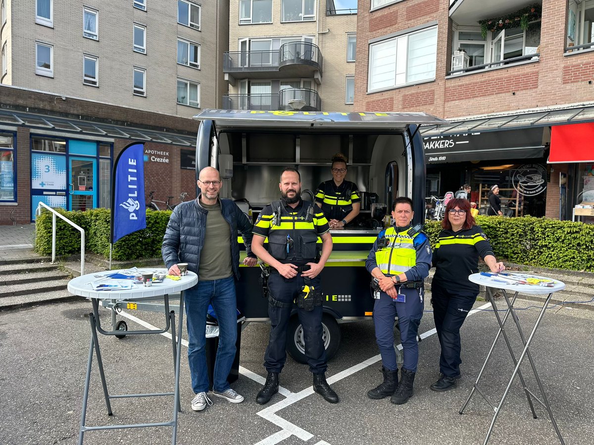 Dat was leuk! Een hoop mensen te woord gestaan, mooie gesprekken gevoerd,  meldingen ontvangen en overlast klachten opgenomen. Al met al een waardevolle inzet van de koffiekar op het Louwersplein in HIA  #wijkagentPeter #burgemeestervdGiessen #Corinne #HandhaverMarion #IK