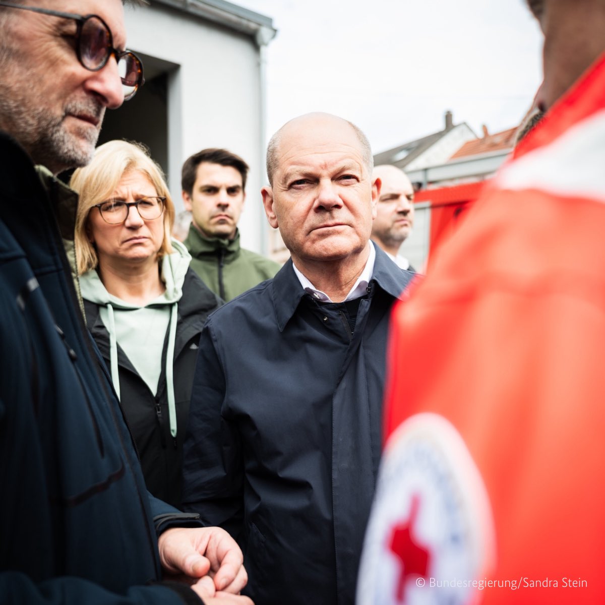 KanzlerScholz's tweet photo. Danke an alle, die in diesen dramatischen Stunden im Saarland im Einsatz sind. Wenn die unmittelbare Gefahrenlage zurückgegangen ist, verabreden wir, was für die zu tun ist, die in Not geraten sind. Wir stehen wie gewohnt solidarisch zusammen, darauf können sich alle verlassen. https://t.co/wSgsUldKog