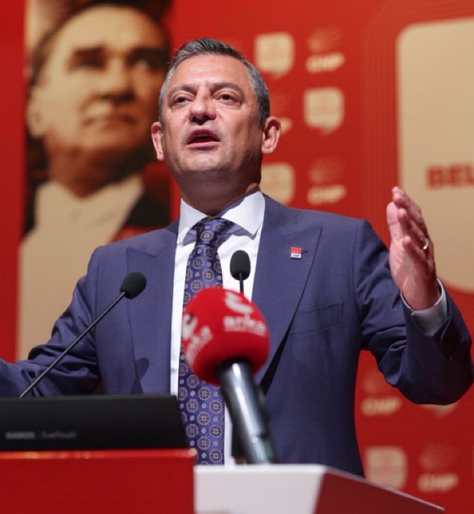 CHP lideri Özgür Özel: “Ecevit’i, ‘madem atamayacaktın, 68 bin günahsızı neden okuttun?’ diye eleştiren Erdoğan’a sesleniyorum:

Madem atamayacaktın, bir milyon günahsıza neden umut verdin?”