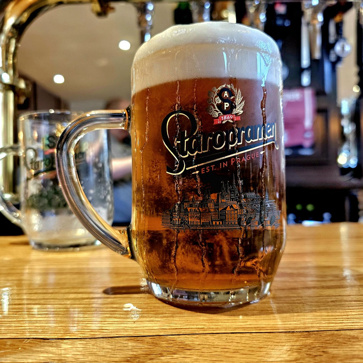 That's how a perfectly poured Pint of Staropramen looks,Head begins above the S crest and froth rising above the top of the glass,£5.50 as well...Support Pubs who serve perfectly poured Pints in the right glass🍻🍻🍻👌👌👌