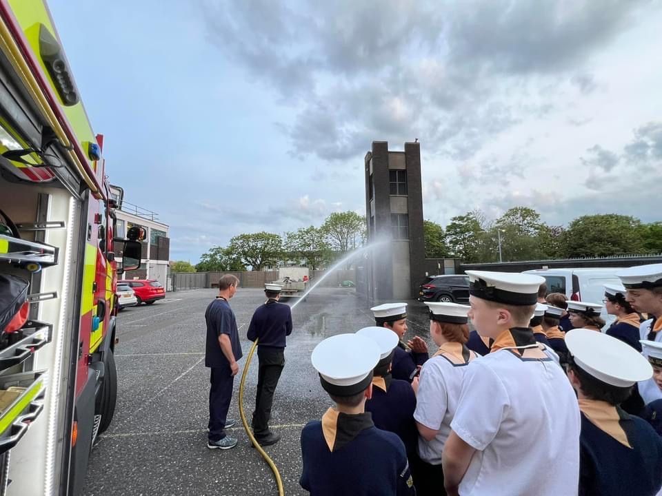 Renown #SeaScouts visited Leigh Fire Station on Friday to learn about #FireSafety, and how @ECFRS keep us safe.

A huge thanks to Red Watch for looking after us, especially walk round the fire engines and some fun on the hoses at the end.

#Scouts #SkillsForLife