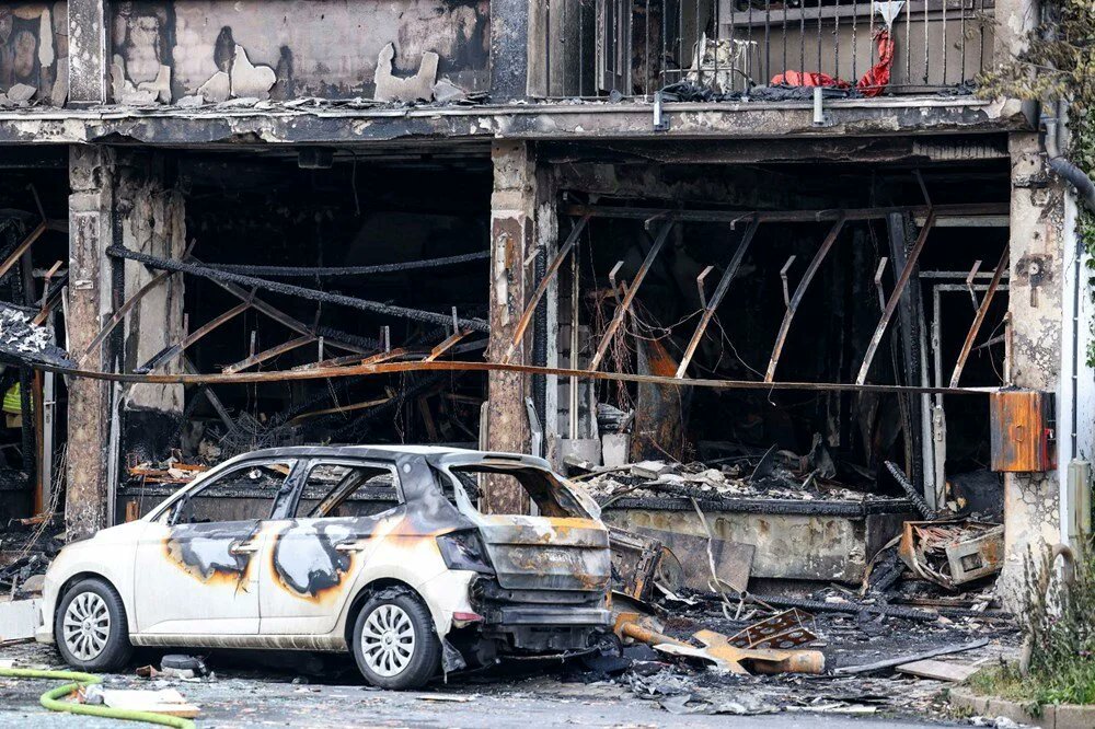 Almanya’da Bir Kundaklama Daha

Düsseldorf kentinde bulunan bir apartmanın alt katındaki büfede önceki gün çıkan yangında üç kişi hayatını kaybettti.

Ölenlerden birinin 18 yaşındaki Türk vatandaşı Ada Abay olduğu aktarılırken, Savcılık, alevleri hızlandırmak için benzin