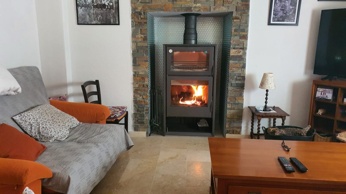 Chimeneasmolina's tweet photo. Estufa modelo Altas de @Carbelchimeneas por @Chimeneasmolina 🟤⚪

#fireplace #chimeneas #estufa #stove #fuego #calor  #alcaladehenares #alcala https://t.co/fuKgcGTaxK