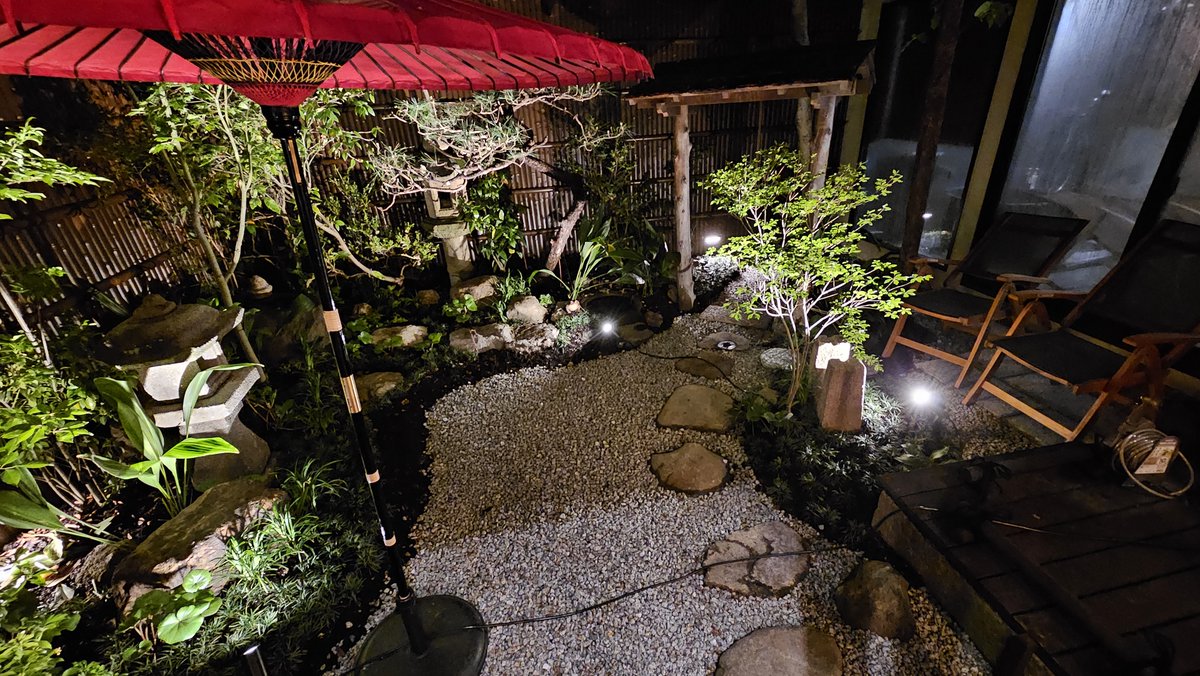 奈良県にある「今昔層ならまち蒸風呂邸」で伝統の日本文化を堪能してきました

奈良時代の文化を反映した室内や、700年代の蒸し風呂を再現した高級サウナなど、伝統ある日本の文化を体験できるお宿。

個人的には宿の中にある、庭園で風呂上りに涼んだのが最高でした…
