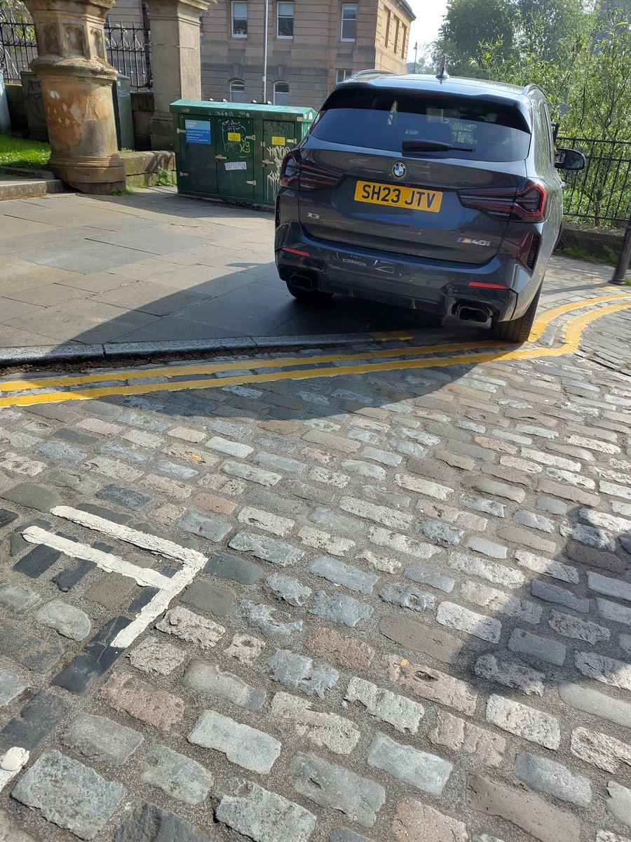 strayobject's tweet image. I don&apos;t like people who park on pedestrian crossings.
@RenCouncil some more bollards could help
@PSOSRenfrew