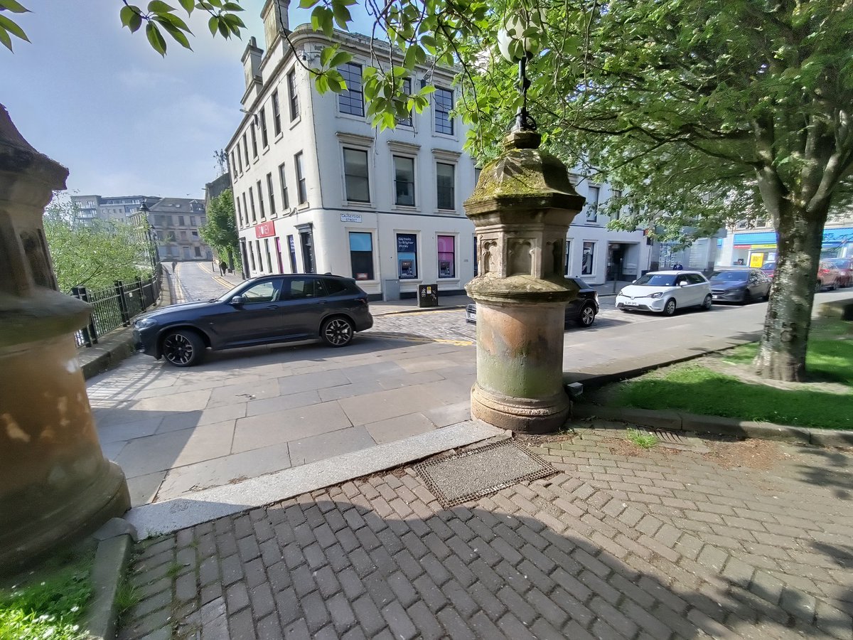 strayobject's tweet image. I don&apos;t like people who park on pedestrian crossings.
@RenCouncil some more bollards could help
@PSOSRenfrew