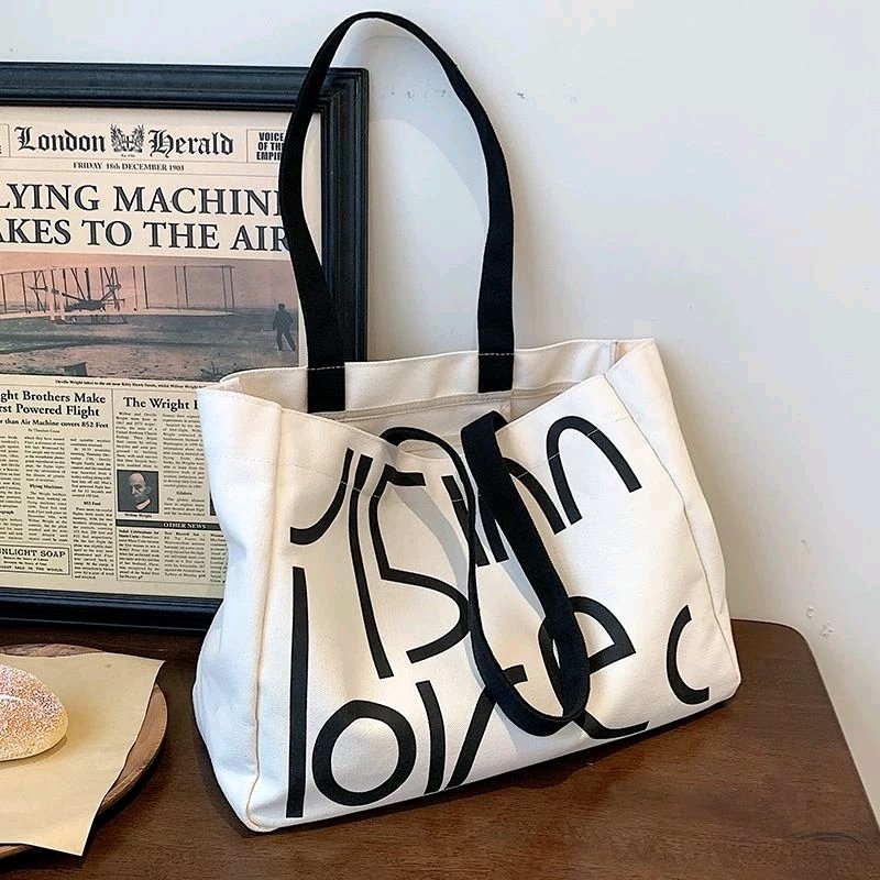 vibegurls's tweet image. rekomendasi totebag ngampus🌷✨💌🤎

a thread