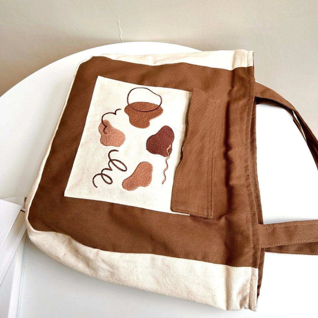 vibegurls's tweet image. rekomendasi totebag ngampus🌷✨💌🤎

a thread