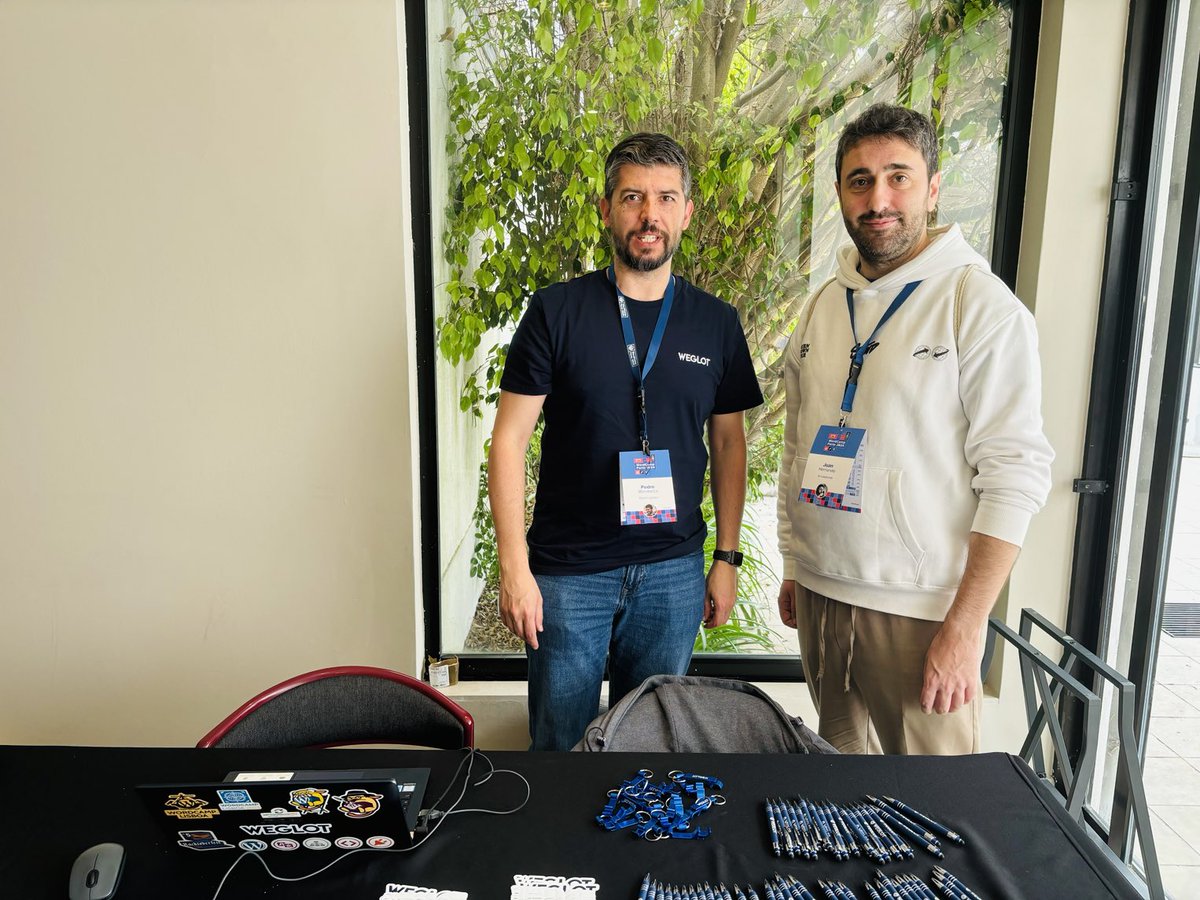 ciudadanoB's tweet photo. Saying hi to ⁦@pedro_gaspar⁩ in #WCPorto 👋 ⁦at @weglot⁩ table! 💪 https://t.co/9Stb1bfGq7