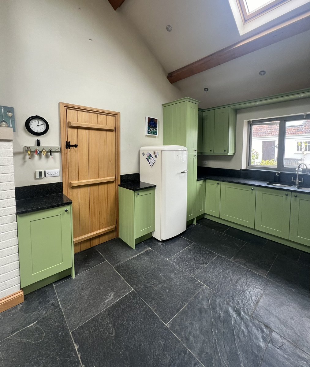 Creative Chic Specialist Kitchen cabinet Painter tweet media