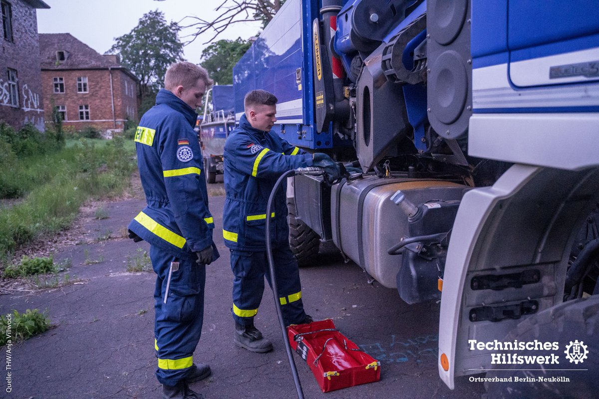 🚨Im geschlossenen Marschverband verlegten unsere Neuköllner #THW-Einsatzkräfte am letzten Donnerstag-Abend ihre Fahrzeuge nach Schönwalde-Glien. Dort übte unsere Fachgruppe Notversorgung das Betanken aller Fahrzeuge aus ihrem 450-Liter-Tankbehälter.
#Übung #Ehrenamt #Zivilschutz