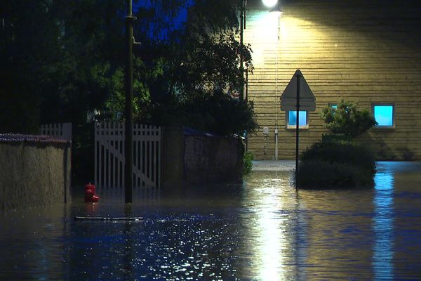 VIDÉOS. Inondations : habitants évacués, interventions des pompiers, la Moselle passe en vigilance rouge crues france3-regions.francetvinfo.fr/grand-est/mose…